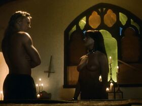 Джули Майклс голая – Доктор Мордрид (1992)