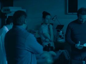 Летиция Шамбон голая – Отряд 42 s01e04 (2017) #4