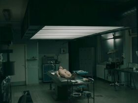 Летиция Шамбон голая – Отряд 42 s01e04 (2017) #6