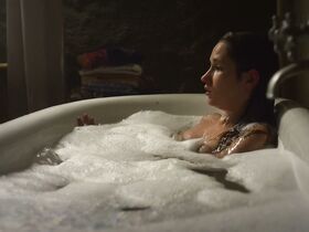 Элишка Крженкова секси – Преследуемые призраками s01e03 (2018)