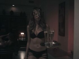 Тесса Фаррелл голая – Безумие внутри (2019) #19