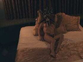 Тесса Фаррелл голая – Безумие внутри (2019) #22