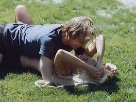 Йозефин Парк голая – По-собачьи s02e02 (2019) #4