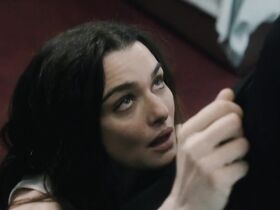 Рэйчел Макадамс секси, Рэйчел Вайс секси – Неповиновение (2018) #4