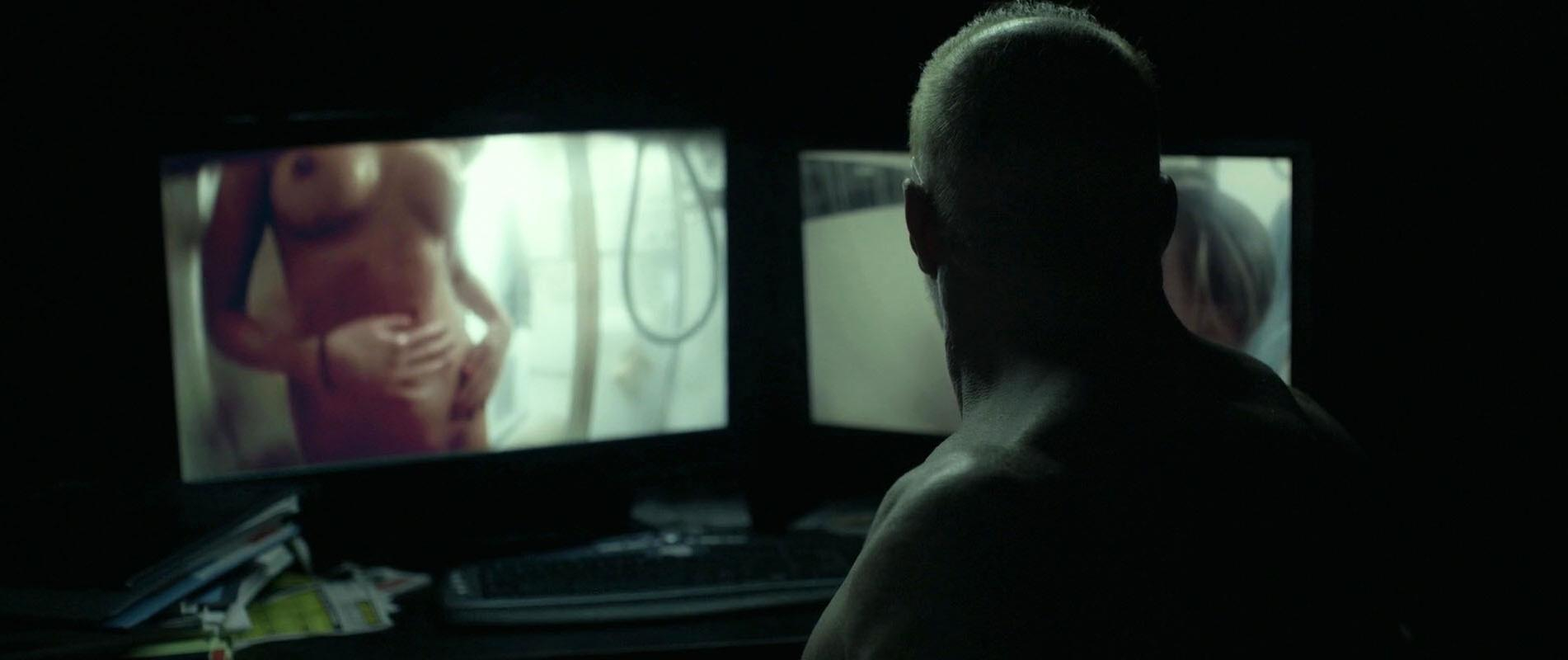 Сара Болдуин голая - Тринадцать камер (2015) .