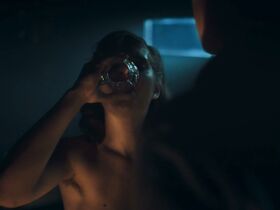 Ванесса Лойбль голая – Наши чудесные годы (2020) #4