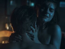 Ванесса Лойбль голая – Наши чудесные годы (2020) #9