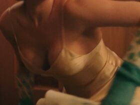 Хейли Беннетт секси – Глотай (2019)