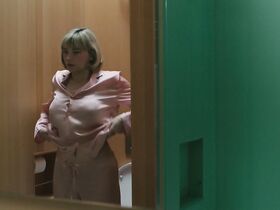 Хейли Беннетт секси – Глотай (2019) #5