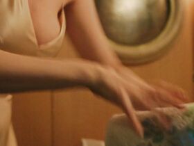 Хейли Беннетт секси – Глотай (2019) #9