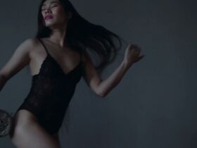 Ян Гэ голая – Голышом (2018) #12