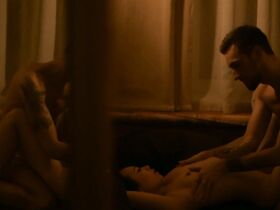 Ян Гэ голая – Голышом (2018) #30