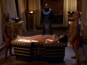 Вайтиаре Хиршон голая – Научная фантастика изнутри: Звёздные врата: ЗВ-1 – 200-ый эпизод s01e01 (1997) #7