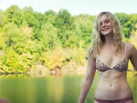 Эль Фаннинг секси – Все радостные места (2020)