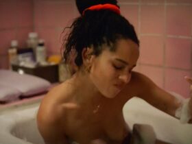 Зои Кравиц голая – Меломанка s01e01, e06, e09 (2020) #18