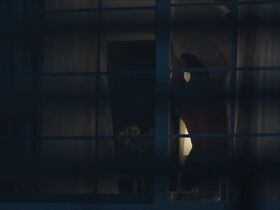 Джессика Макнэми секси, Джин Луиза Келли секси – Сосед (2018)