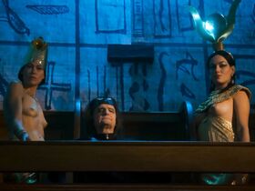 Ариель Домбаль голая, Зои Ле Бер голая, Летиция Каррер голая, Каролина Чэсупул голая – Инопланетный Хрустальный дворец (2018) #2