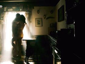 Клаудия Михельсен голая – Потерянная дочь s01e04 (2020)