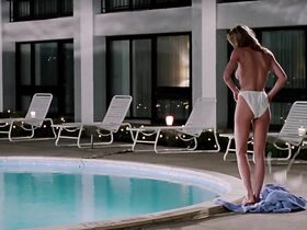 Лорри Бэгли голая – Увалень Томми (1995) #5