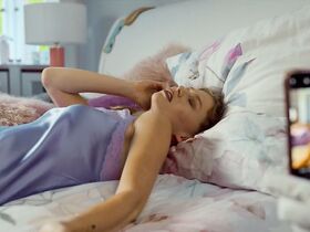 Лиза Викари секси, Зои Штрауб секси – Иси и Осси (2019) #2