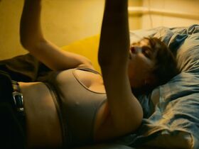 Лиза Викари секси, Зои Штрауб секси – Иси и Осси (2019) #3