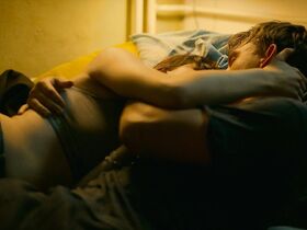 Лиза Викари секси, Зои Штрауб секси – Иси и Осси (2019) #4