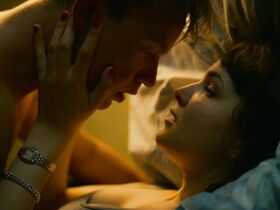 Лиза Викари секси, Зои Штрауб секси – Иси и Осси (2019) #5