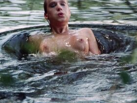 Даница Кингсли голая, Минди Миллер голая – Амазонки (1986) #8