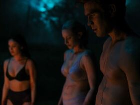 Лили Рейнхарт секси, Камила Мендес секси – Ривердэйл s04e14 (2020) #2