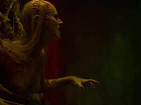 Лора Вандервурт секси, Тристан Риск голая – Бешеная (2019)