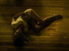 Лора Вандервурт секси, Тристан Риск голая – Бешеная (2019) #9