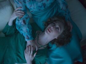 Ханна Альстрём голая, Карис ван Хаутен секси – Стеклянная комната (2019) #4