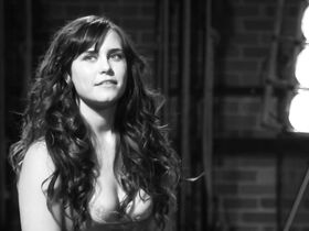 Саския Бурмайстер голая – Черно-белый секс (2012) #7