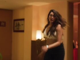 Ануджа Джоши секси – Привет, Мини s02e06 (2021) #7