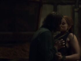 Стефани Мартини секси – Последнее королевство s04e03 (2020) #2