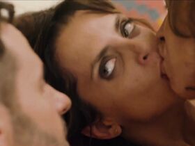 Макарена Гомес секси, Лорена Лопез секси – Instant Love (2019) #16