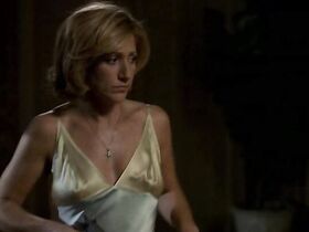 Иди Фалько голая – Клан Сопрано s05e06 (2004) #15