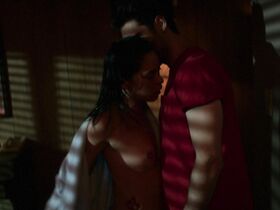 Роза Салазар голая – Новый вишнёвый вкус s01e04 (2021) #14