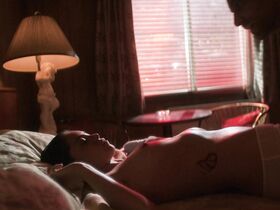 Роза Салазар голая – Новый вишнёвый вкус s01e04 (2021) #18