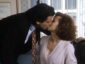 ДжоБет Уильямс секси – Жертва любви (1991) #8