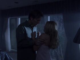 Элиша Катберт секси, Иди Фалько голая – Душа тишины (2005) #29