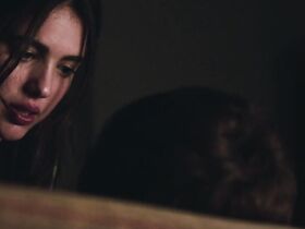 Маргарет Куолли секси – Исчезновение Сидни Холла (2017) #1