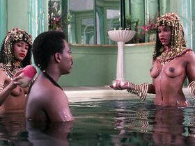 Виктория Диллард голая, Мишель Уатли голая – Поездка в Америку (1988)