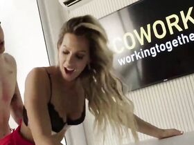 Ноэлия Марсоль секси – Миллениалы s01e18 (2018)