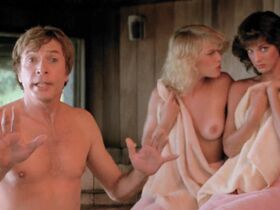 Джина Томасина голая, Вэл Кляйн голая, Ферн Фицджералд секси – Пляжные девочки (1982) #5