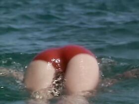 Жаклин Биссет секси – Греческий магнат (1978) #14