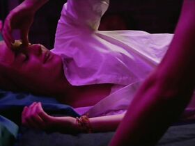 Софи Тёрнер секси – Тяжесть (2019) #1