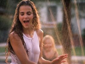 Кери Рассел секси, Кэтрин Хикс секси – Восемь дней в неделю (1997) #1