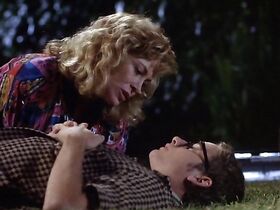 Кери Рассел секси, Кэтрин Хикс секси – Восемь дней в неделю (1997) #25