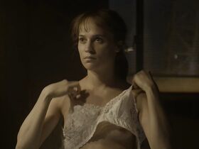 Алисия Викандер голая, Райли Кио голая – Предвестник землетрясения (2019) #3